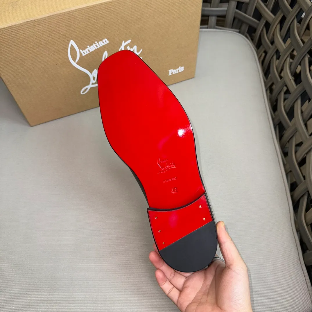 [CL red-soled shoes] Top P: 1020💰 Size 39-44 (⚠️38.45.46 custom-made, non-refundable and non-exchangeable) 🆑High-end men's business formal leather shoes, classic red-soled shoes | Fabric: Original imported first-layer cowhide, iconic rivet decoration | Lining: water-dyed cowhide lining Outsole: red cowhide outsole imported from Italy Brand: Christia*.Loubouti* 🆑 High-end men's business dress shoes | classic red soled shoes | Upper: original imported first layer cowhide iconic rivet decoration | Linning: Water dyed cow skin inner Outsole: red cowhide outsole imported from Italy Size: 39-44 (38.45.46 customized) Brand: Christia*.Loubouti*